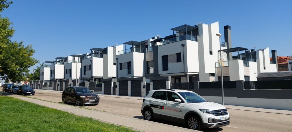 16 viviendas unifamiliares pareadas en Valdemoro (Madrid).